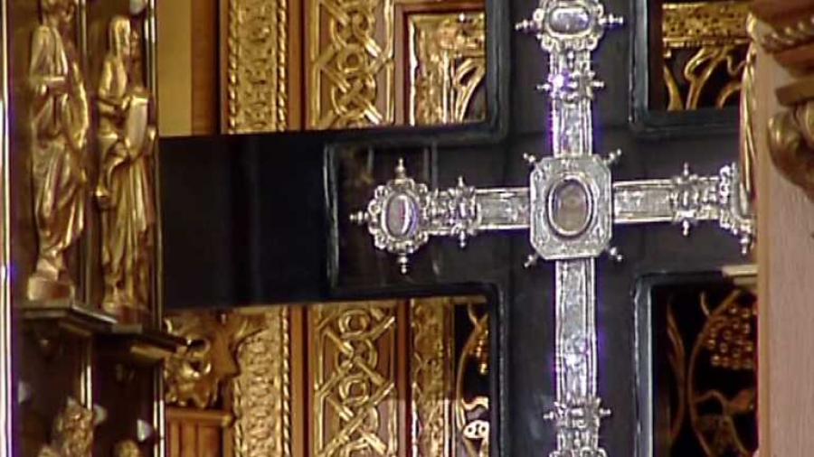 La parroquia San Juan de Ribera celebra el Vía Crucis con una reliquia de la Santa Cruz