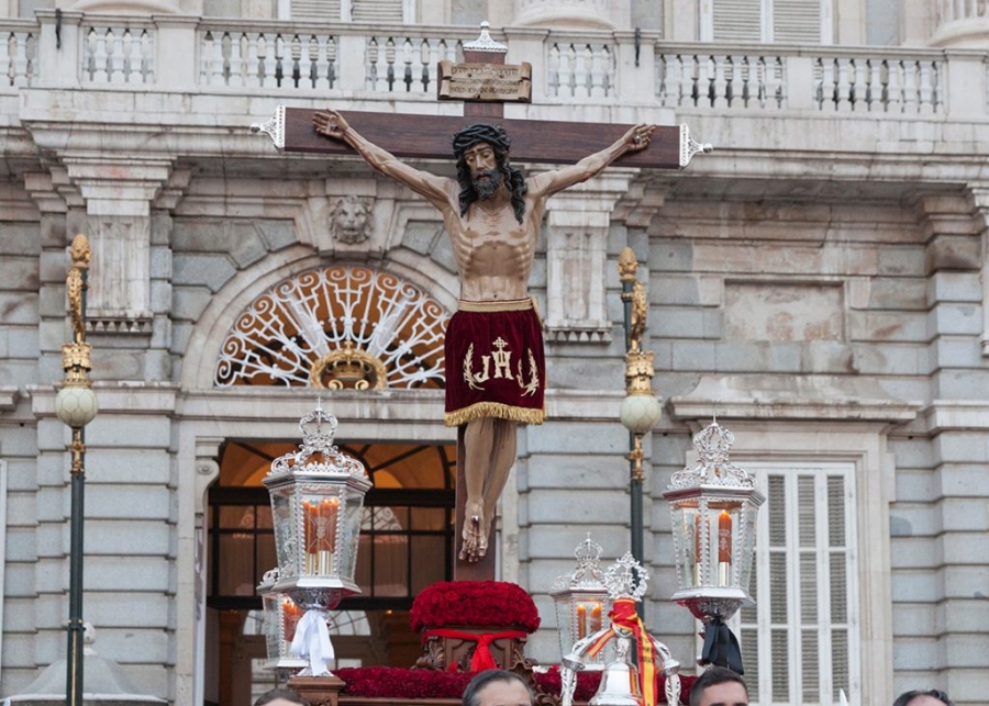 El cardenal reza una estación ante el Cristo de los Alabarderos en el Palacio Real