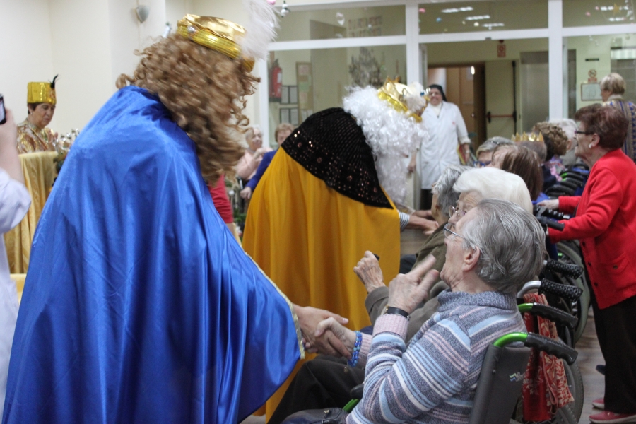 Los Reyes Magos llegan a la residencia de personas mayores Fundación Santa Lucía de Cáritas Madrid
