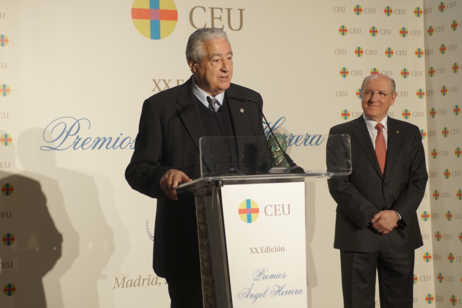 El CEU reconoce la labor de Cáritas y Auara en los Premios Ángel Herrera