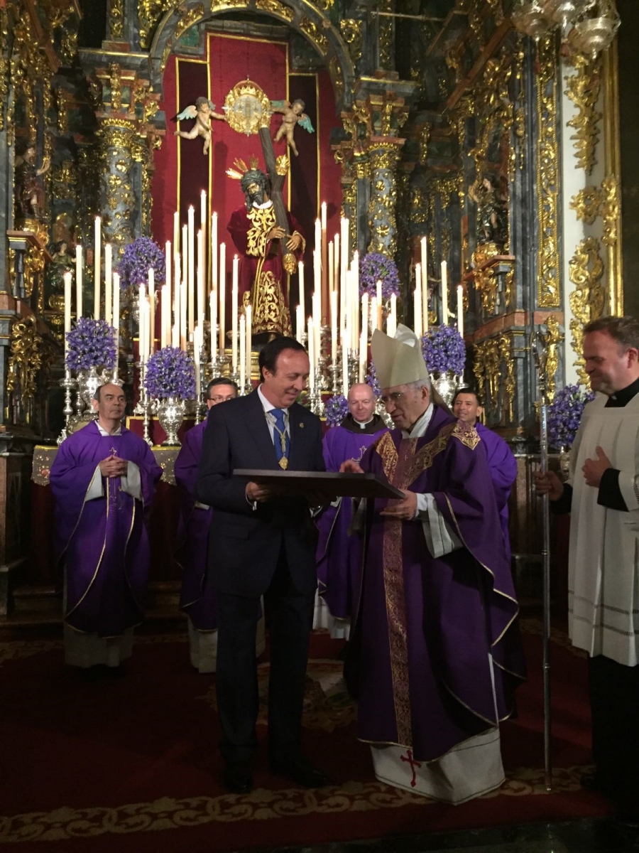 La Hermandad de la Macarena impone la medalla de oro al cardenal Rouco