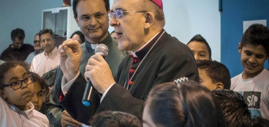 El cardenal Osoro bendice las nuevas instalaciones del comedor social de San Ramón Nonato