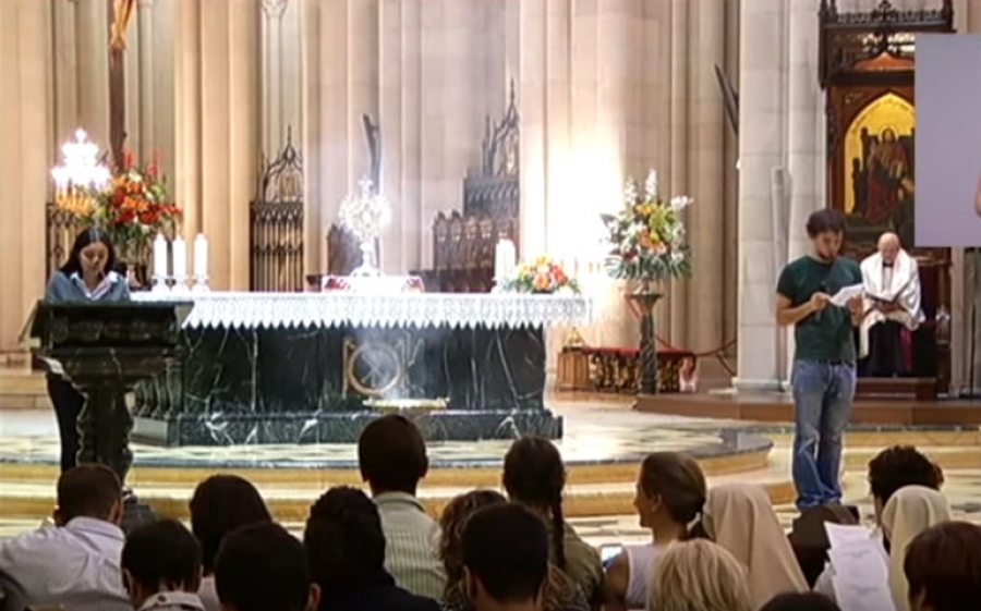 La catedral acoge una nueva vigilia de oración de los jóvenes con el arzobispo