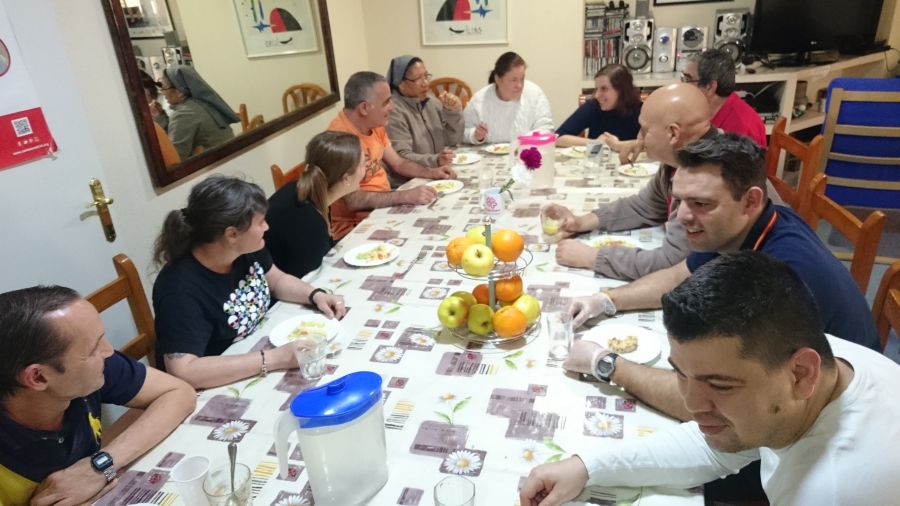 Los proyectos para personas en situación de exclusión social de Cáritas Madrid celebran el Año Nuevo
