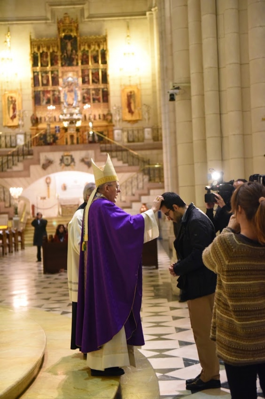 El arzobispo de Madrid preside la Misa del Miércoles de Ceniza en la catedral de  la Almudena