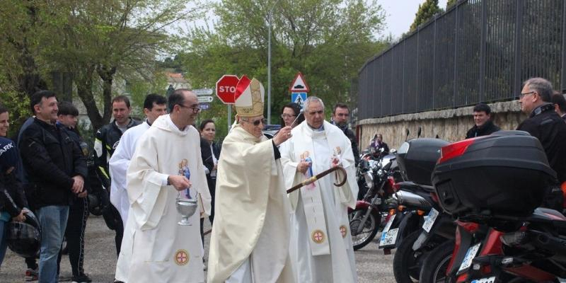 El cardenal Rouco acompaña a los motoristas de la segunda peregrinación motera