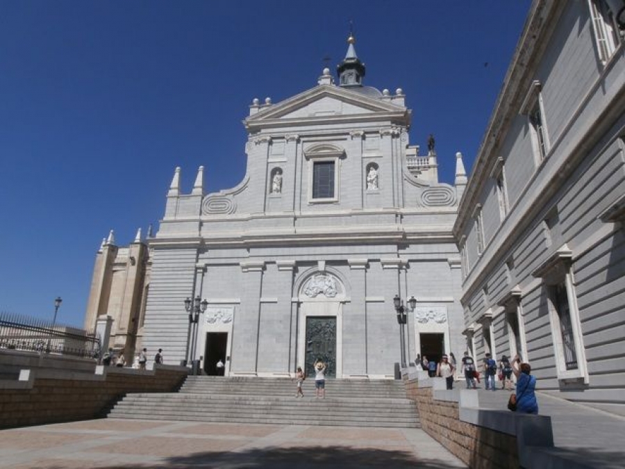 Fieles de San Francisco de Borja, de Gandía, visitan la catedral de la Almudena
