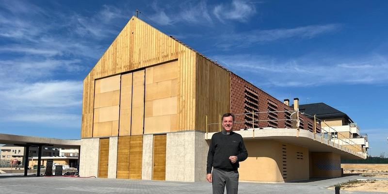 David Benítez, párroco de Santa Genoveva: «El relicario restaurado forma parte de los detalles que estamos ultimando para el nuevo templo»
