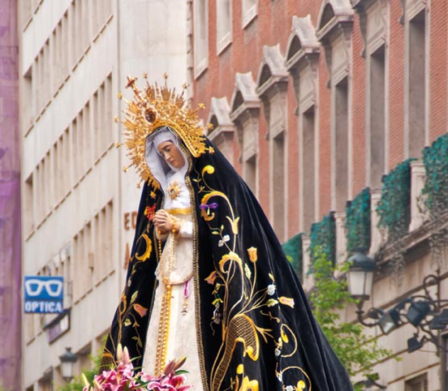 La Soledad procesiona el Sábado Santo por el centro de la ciudad