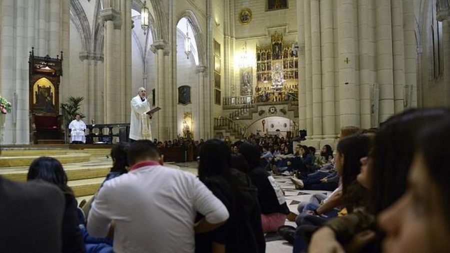 La catedral acoge una nueva vigilia de oración de los jóvenes con el arzobispo este viernes