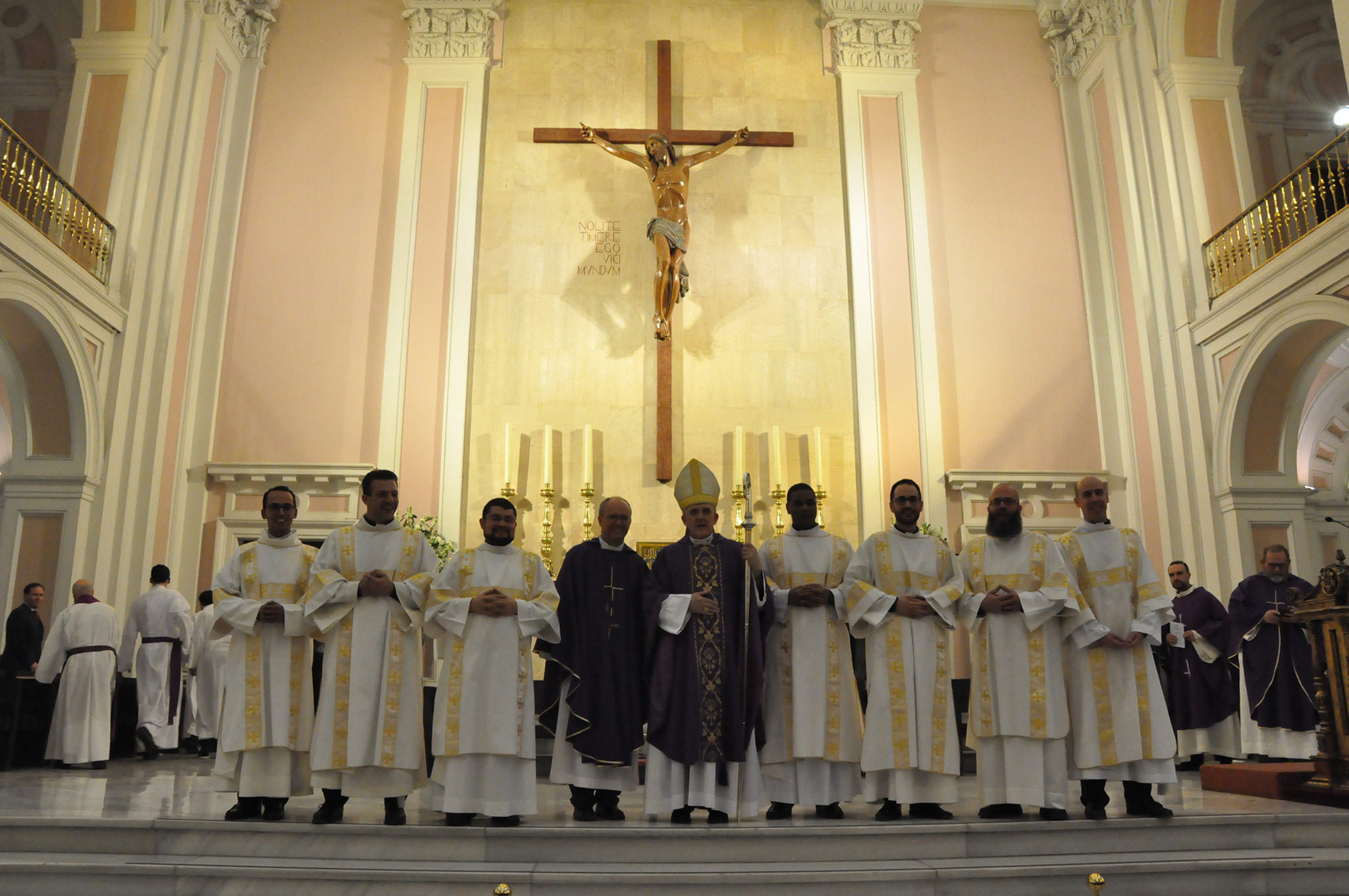 2017-03-04 - El cardenal Carlos Osoro preside la ordenación de siete diáconos jesuitas en la parroquia San Francisco de Borja.