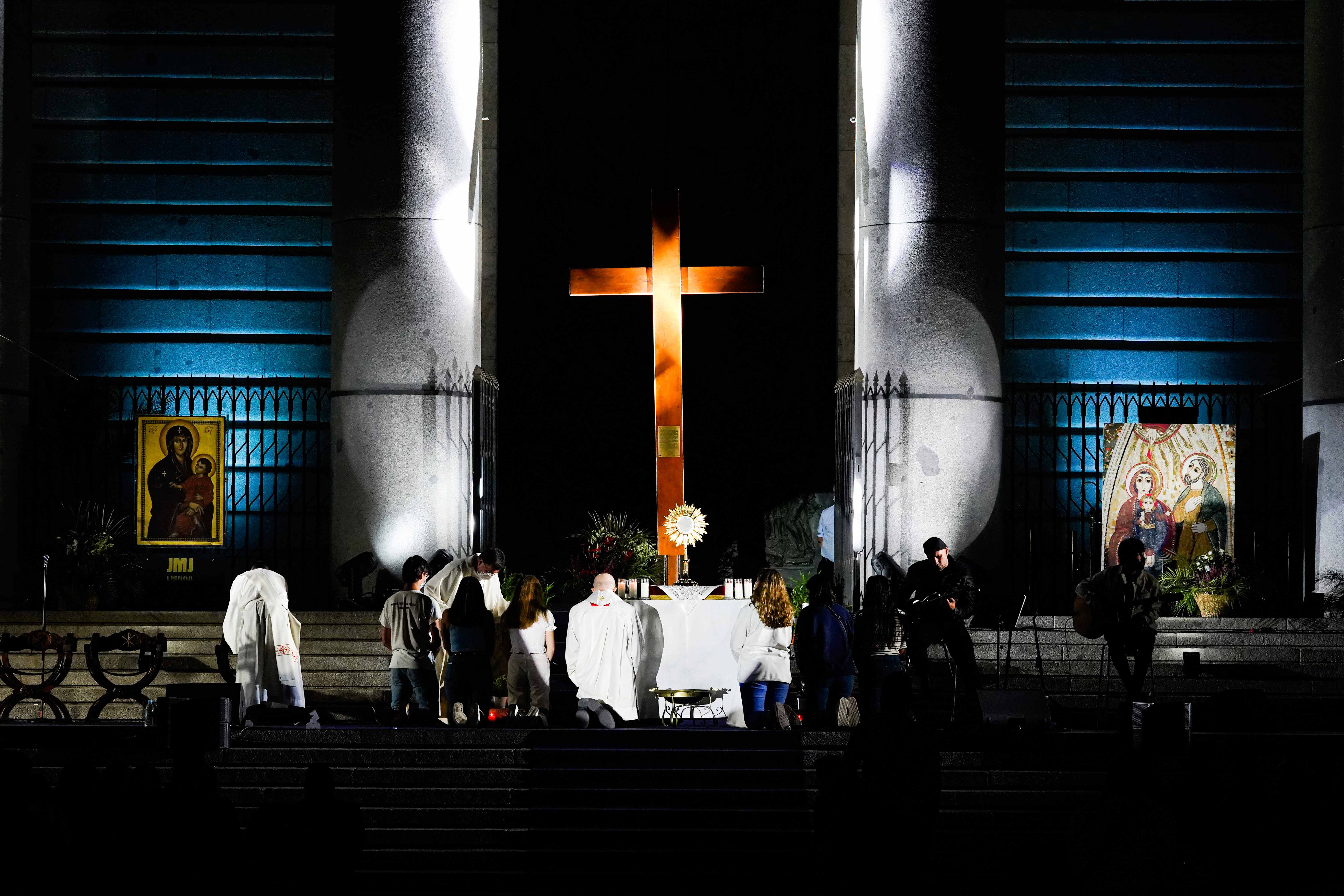 2021-10-01 Concierto y vigilia con la cruz de la JMJ