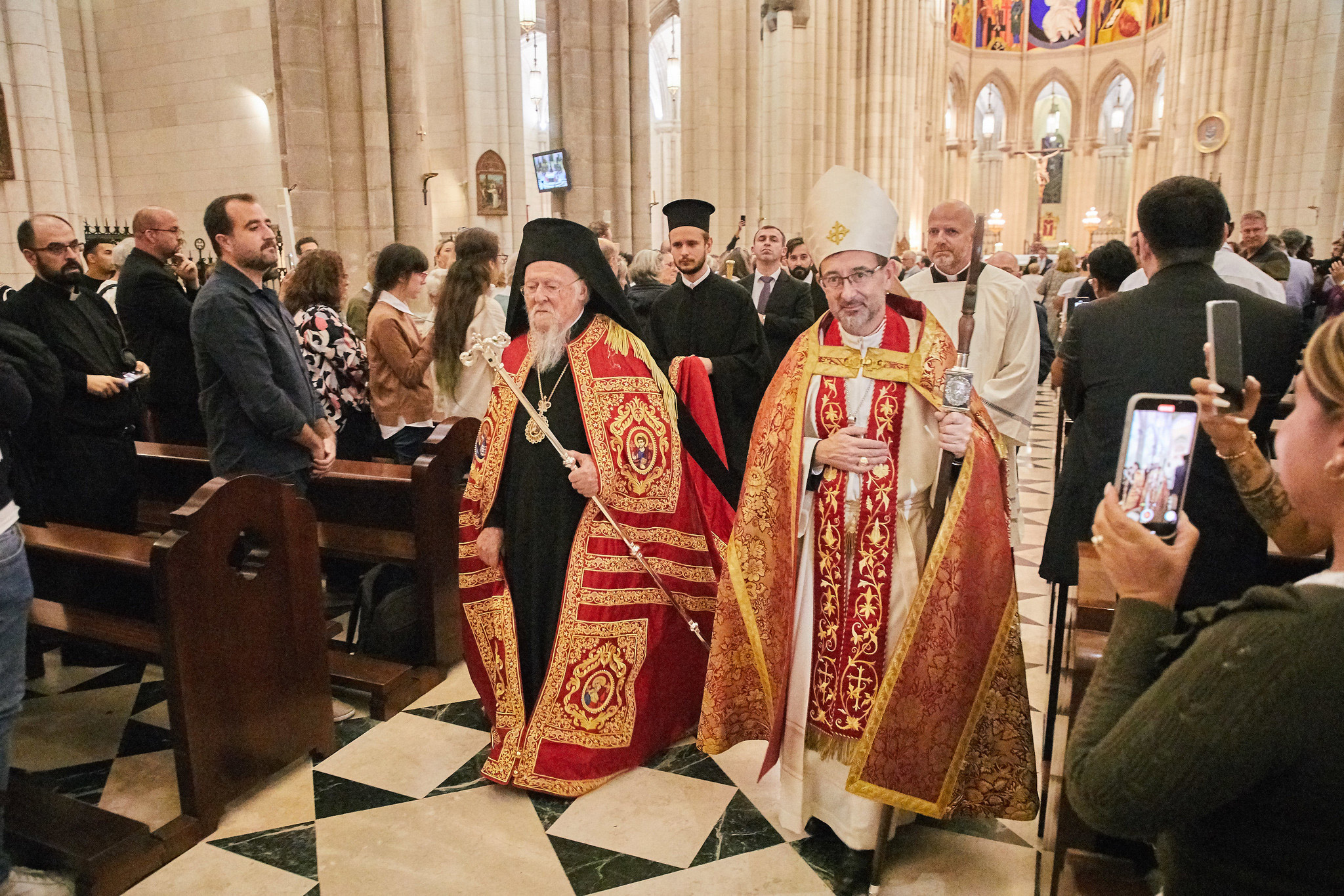 2023-10-15 - Bartolomé I en el encuentro de oración en la catedral de Santa María la Real de la Almudena.