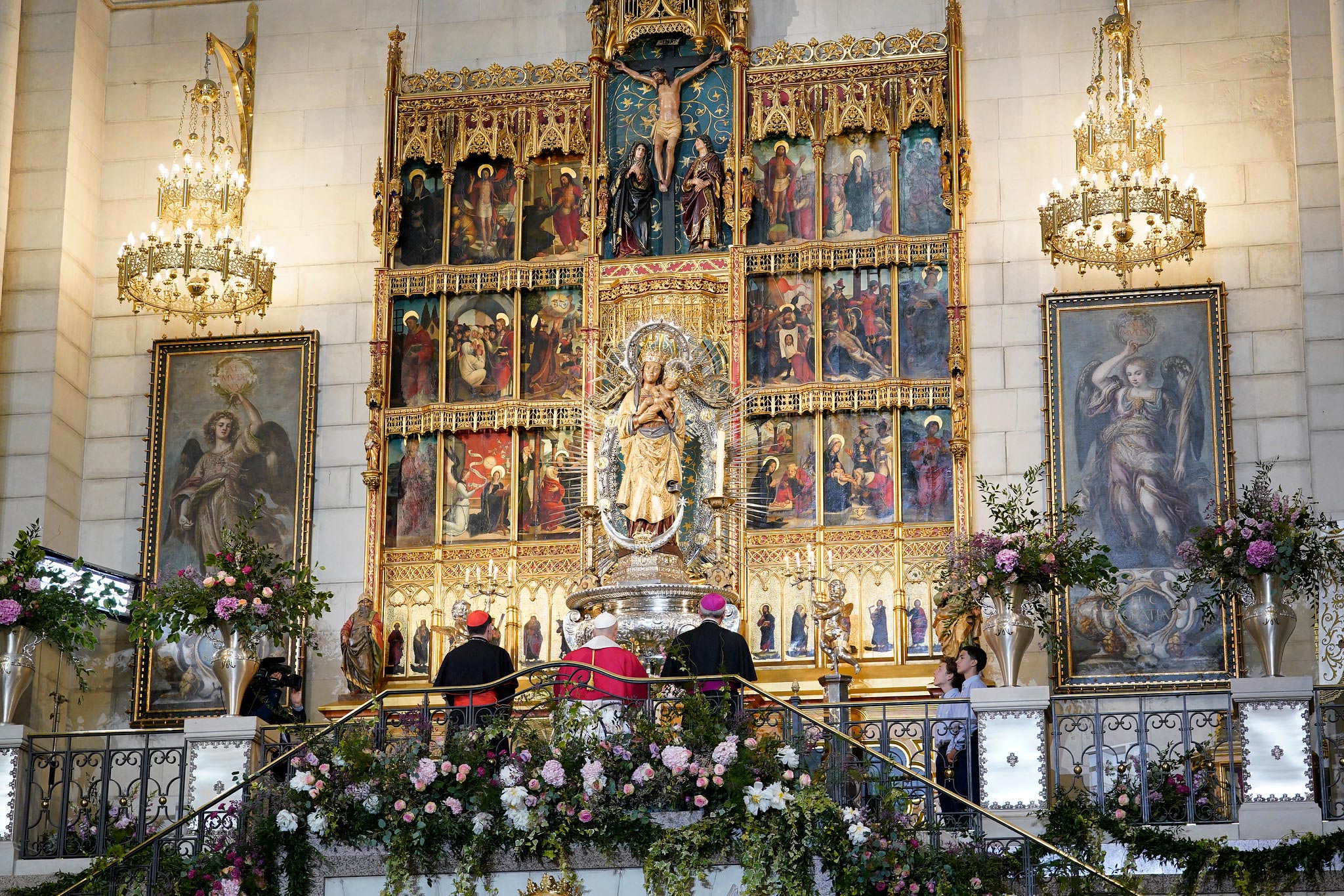 2026-06-08 - Oración y Homenaje a la Virgen de la Almudena en la Catedral de Santa María la Real de la Almudena con el Papa León XIV