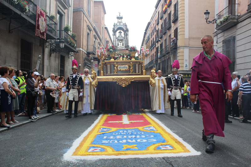 Corpus CardenalOsoro ProcesionCalle1