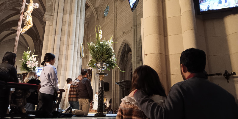 Vigilia Almudena 24 abrazo