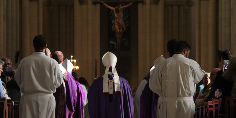 Funeral Papa espaldas