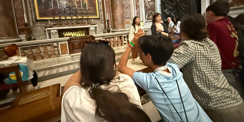 Jubileo adolescentes rezando