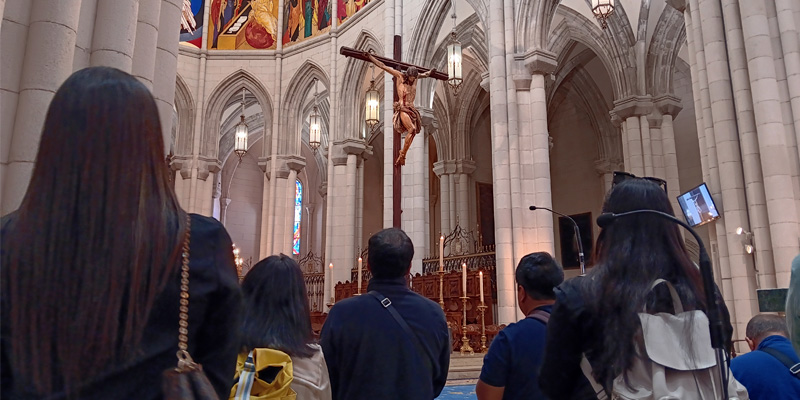 Viernes Santo gente adorando