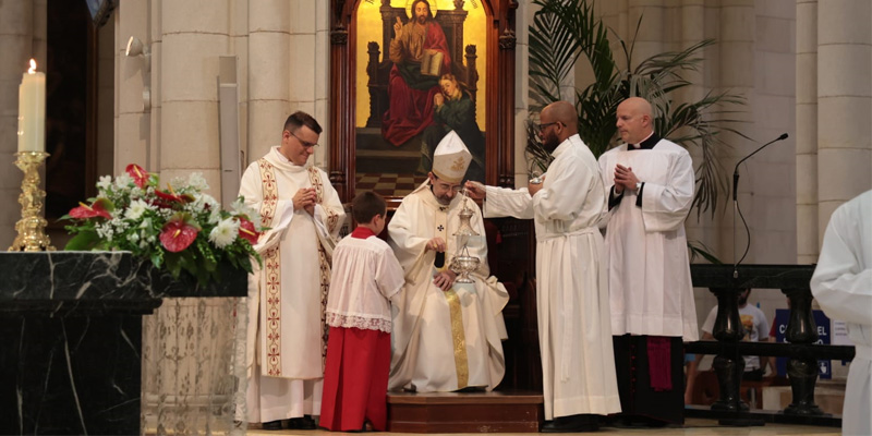 Corpus misa incienso