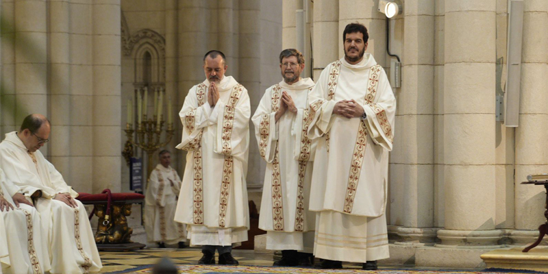 Ordenaciones diaconos dalmaticas