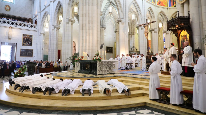 foto misa diaconos dentro