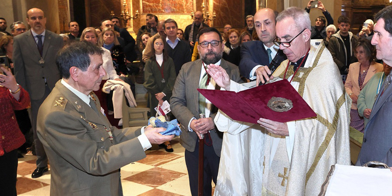 Virgen estudiantes fajin