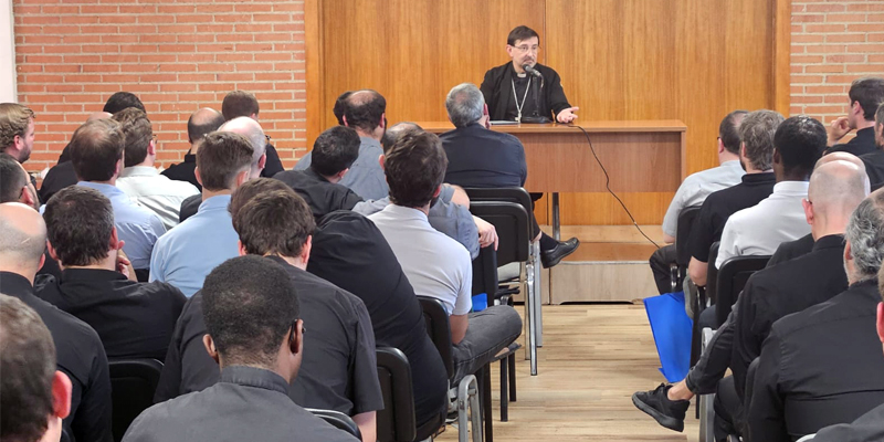 Cobo sacerdotes jovenes