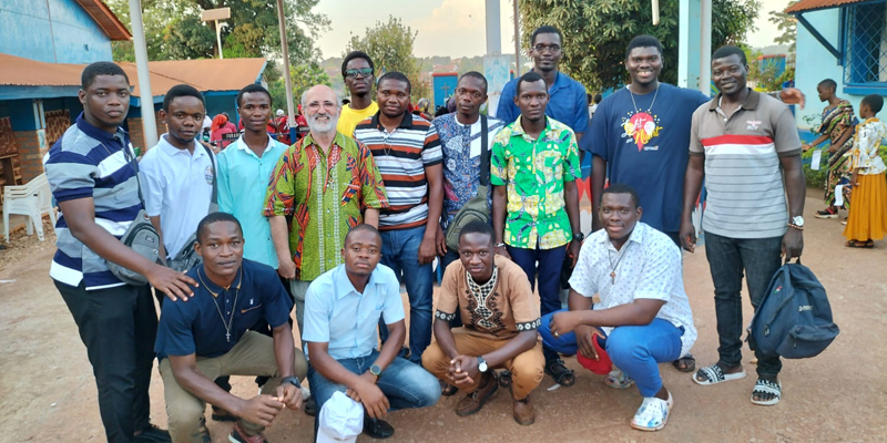 Misionero comboniano chicos