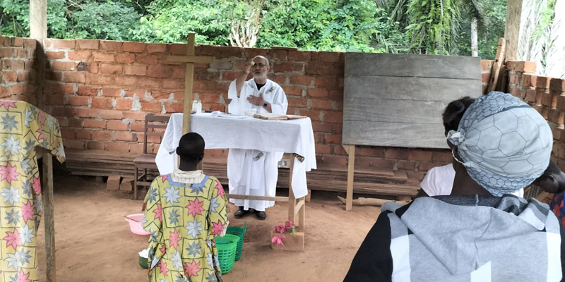 Misionero comboniano misa