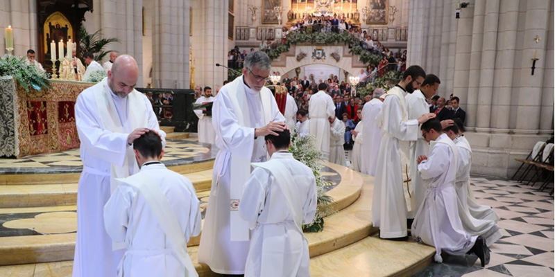 Ordenacones sacerdotes manos
