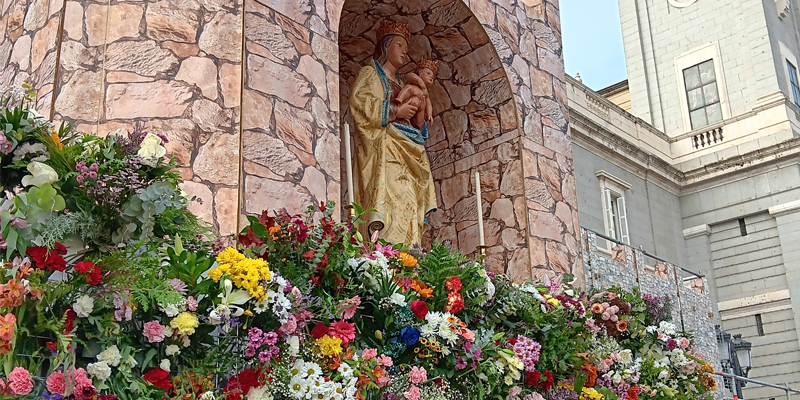 Almudena viernes ofrenda lateral