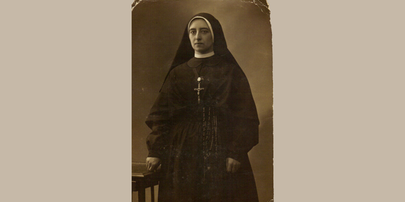 Madre desamparados cuerpo entero