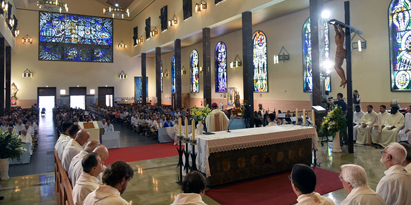 Basilica maria auxiliadora gente