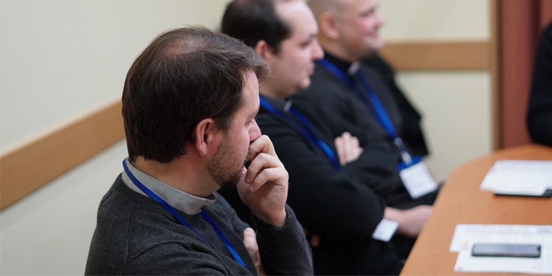 Convivium laica espaldas