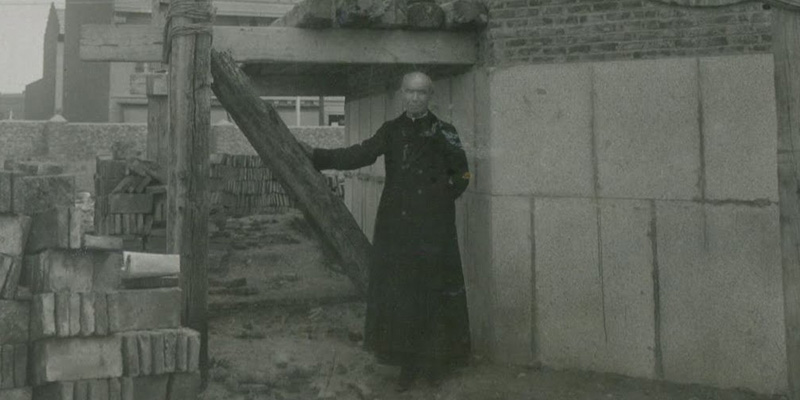 Salesianos estrecho sacerdote