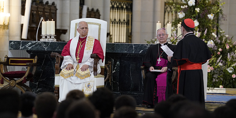 Estola Papa sentado