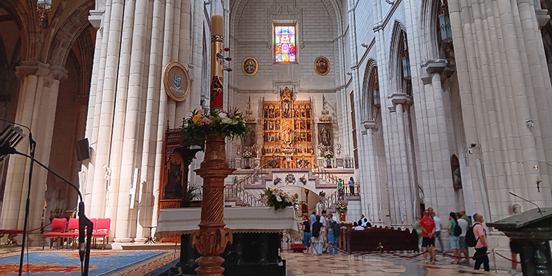 Visita papa catedral retablo cirio