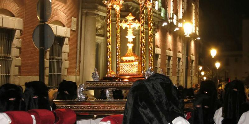 La Puerta del Sol acoger&aacute; el Viernes Santo una oraci&oacute;n ante el 'lignum crucis' que procesiona el Santo Entierro