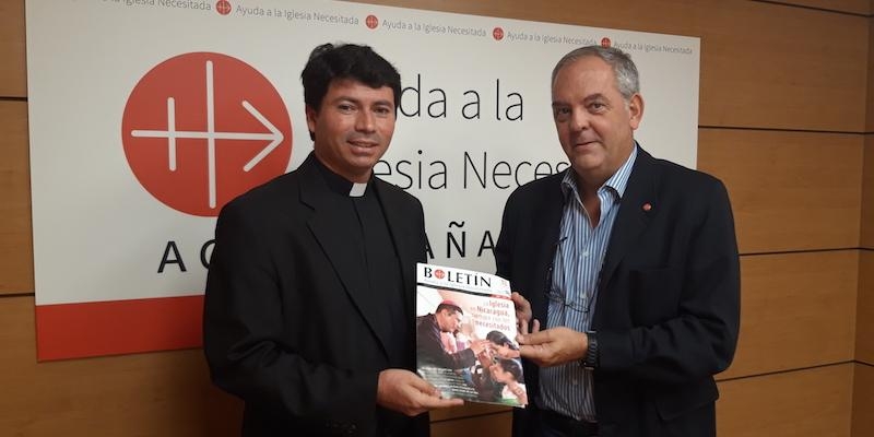 Padre Crist&oacute;bal Gadea y Javier Men&eacute;ndez Ros, director de ACN Espa&ntilde;a