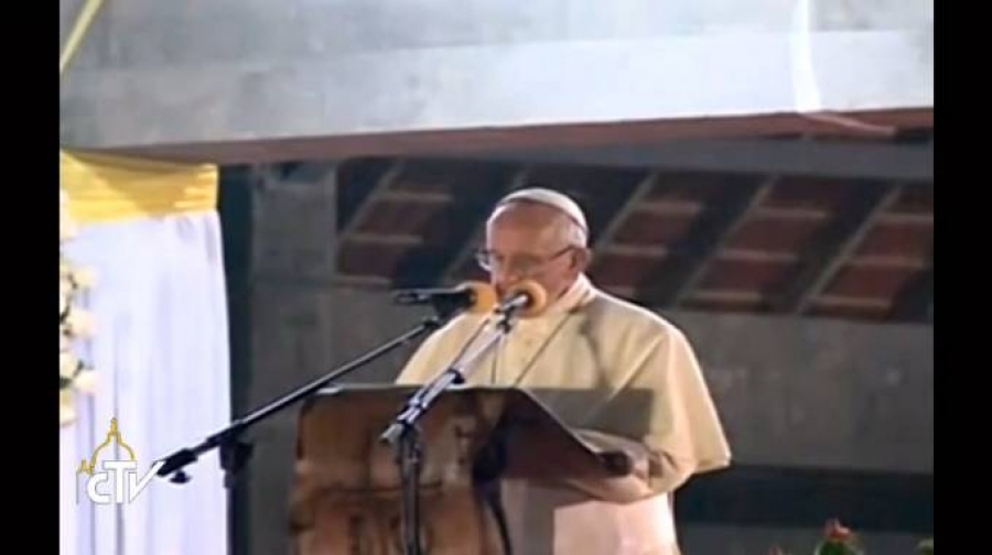 En el santuario de Munyonyo pide que los m&aacute;rtires ugandeses concedan a los catequistas la gracia de ser maestros de sabidur&iacute;a