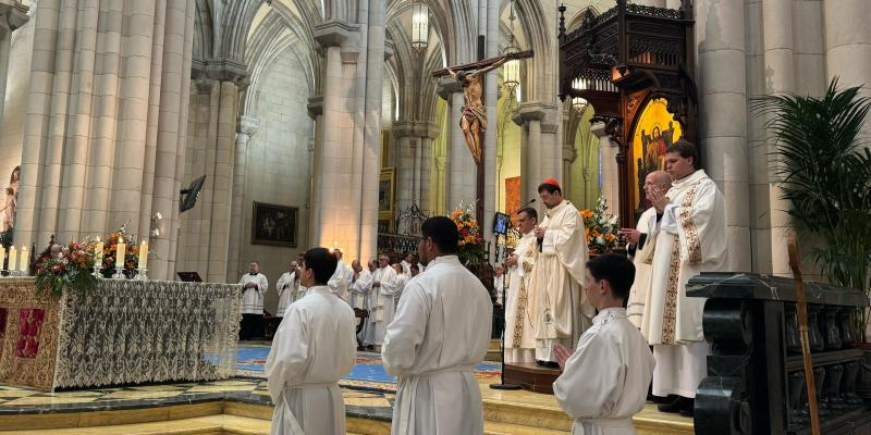 Madrid se re&uacute;ne en masa en la Almudena para rezar por &laquo;el Papa de la misericordia y de la esperanza&raquo;