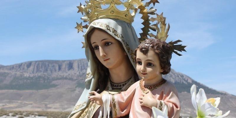 Bendición e imposición de escapularios en San Manuel González en la fiesta de la Virgen del Carmen