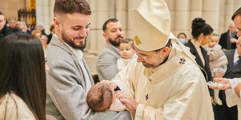 El cardenal Jos&eacute; Cobo preside la Misa en la Solemnidad del Bautismo del Se&ntilde;or en la Catedral de la Almudena