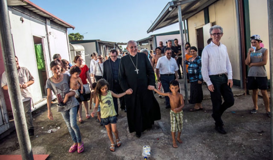 El cardenal Vallini denuncia el &laquo;degrado inaceptable&raquo; en su visita a un campamento gitano