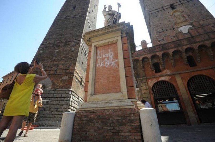 Musulmanes vandalizan imagen de patrono de Bolonia en Italia