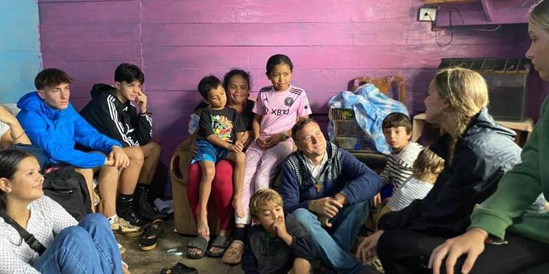 La historia de Rosa y Eduardo junto con sus siete hijos: una familia misionera madrile&ntilde;a que lleva el amor de Dios a los m&aacute;s alejados en un barrio perif&eacute;rico de Costa Rica