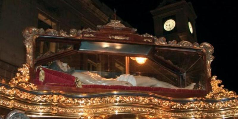 El Lignum Crucis acompa&ntilde;a la procesi&oacute;n del Santo Entierro en la noche del Viernes Santo