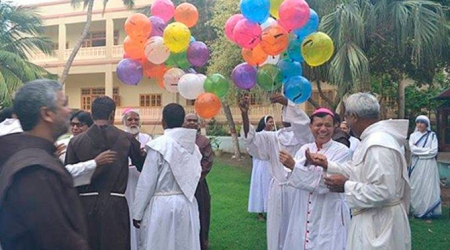 Luz en la oscuridad: Ordenan 5 nuevos sacerdotes en Pakist&aacute;n