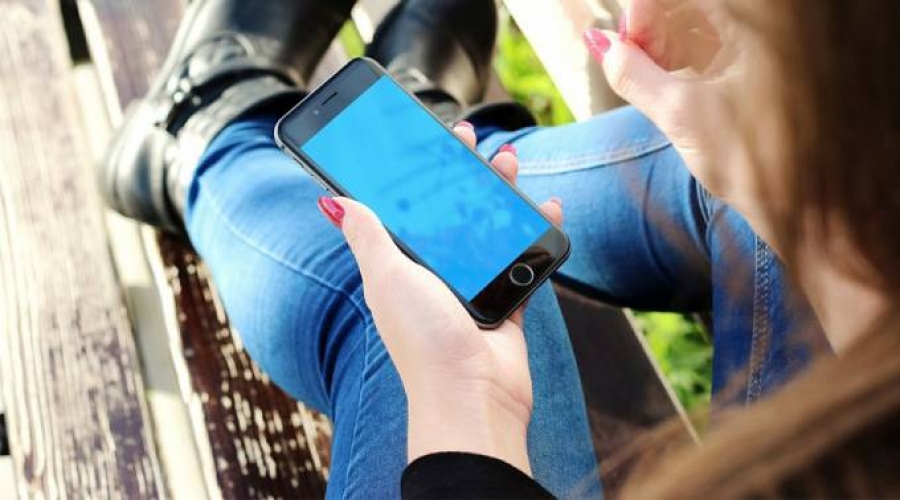 Ayunar del tel&eacute;fono m&oacute;vil para vivir la Cuaresma, propone obispo